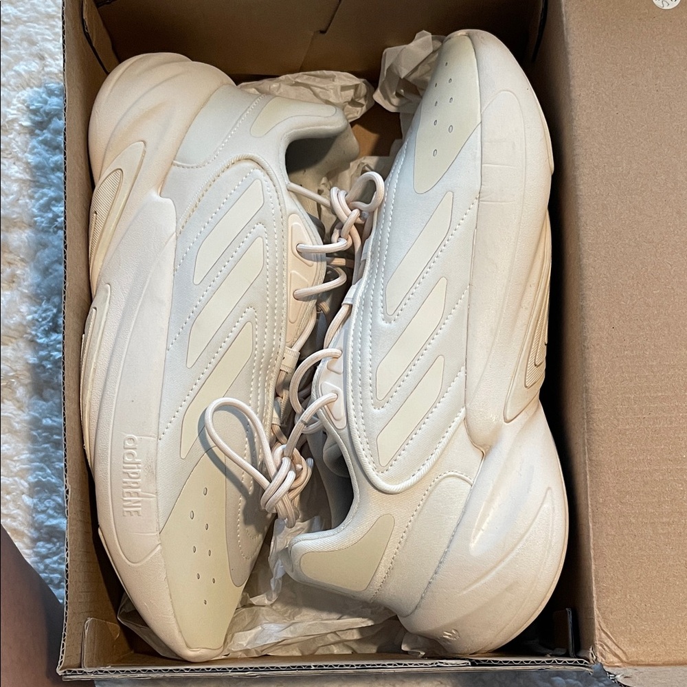 Adidas Ozelia J in Ecru Tint and Black